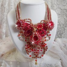 Collar de rubíes bordados con ágatas rojas y cuentas semipreciosas de coral en un estilo de Alta Costura